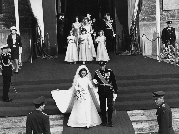 Nygift! Kronprinsparet forlater Domkirken etter bryllupet. Foto: NTB Arkiv / Scanpix